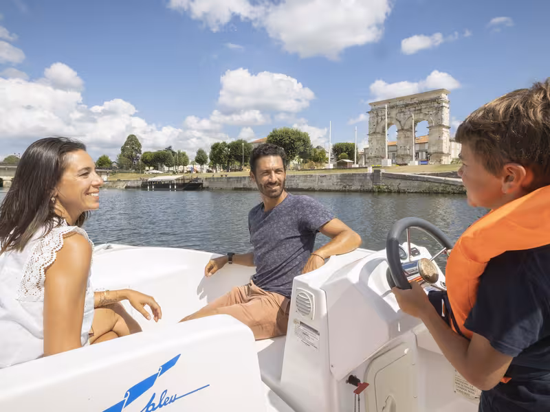e-boat et vue sur arc de germanicus à Saintes