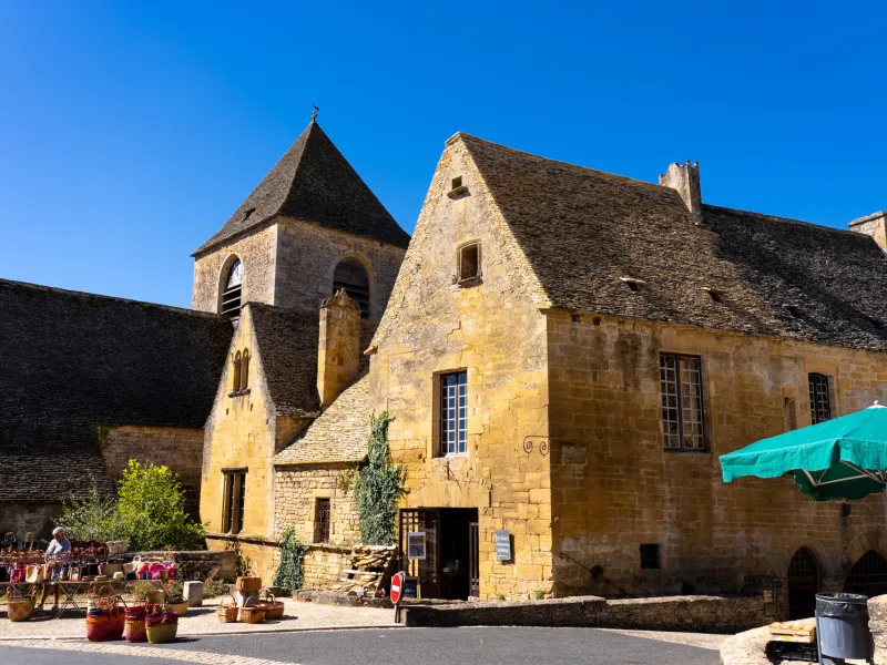 Le château de Saint Geniès et ses toits de lauze