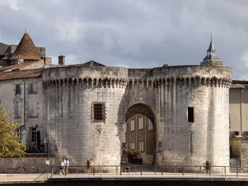 Cognac, les 2 tours des portes St Jacques