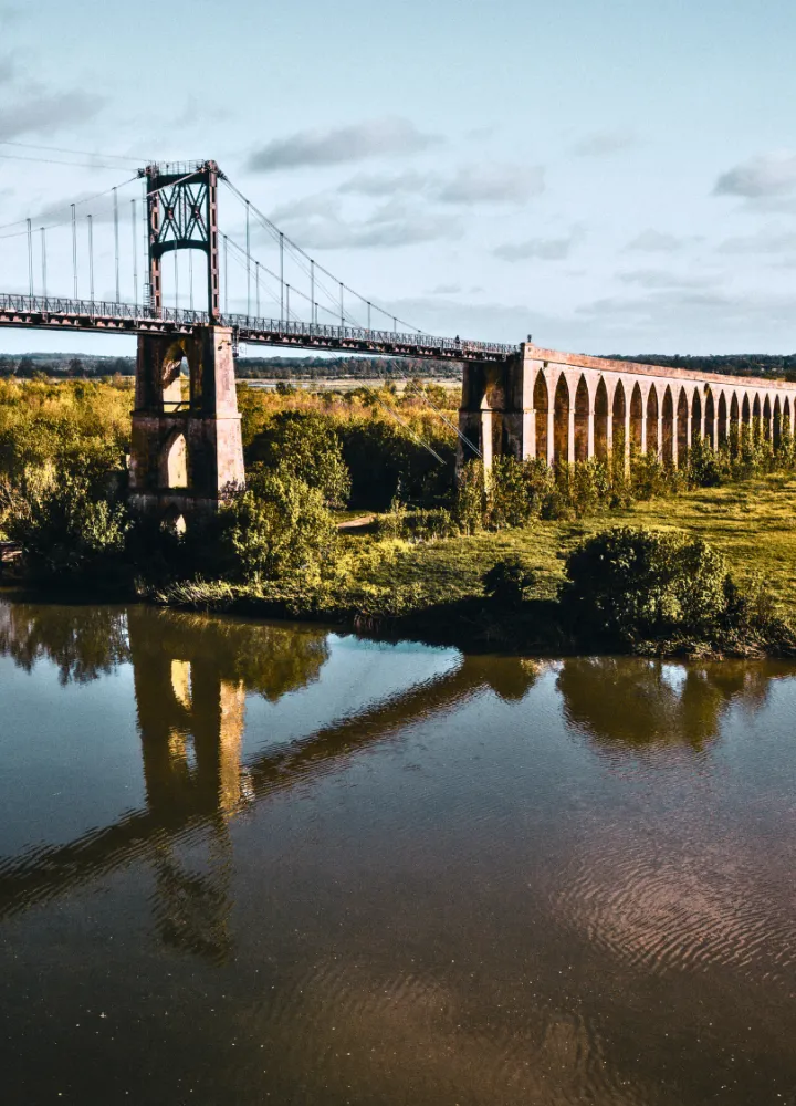 Pont suspendu sur la flow vélo