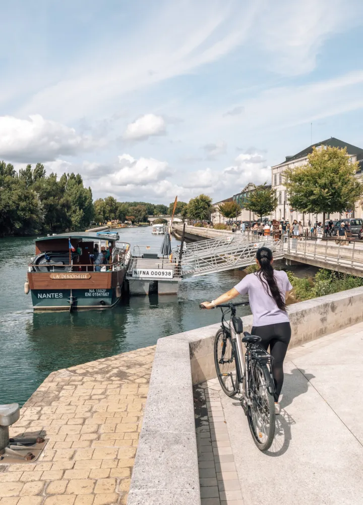 Les quais de Cognac sur les abords du fleuve Charente