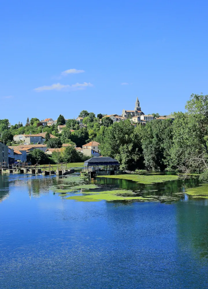 Pecherie_et_village_de_Mosnac-Saint-Simeux_sur_le_fleuve