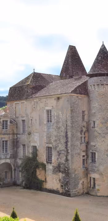 Près de Thiviers, Château La Marthonie