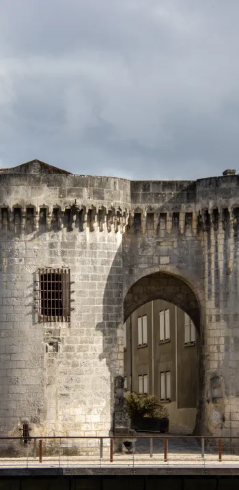 Cognac, les 2 tours. portes St Jacques