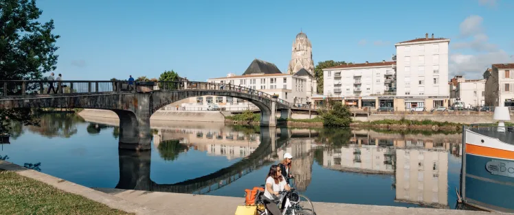 Saintes depuis les berges