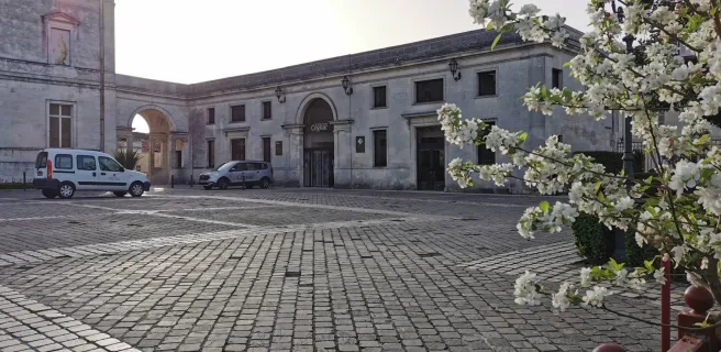 L'Office de Tourisme de la Destination Cognac est situé dans la cour du Musée d'art et d'histoire en plein centre ville