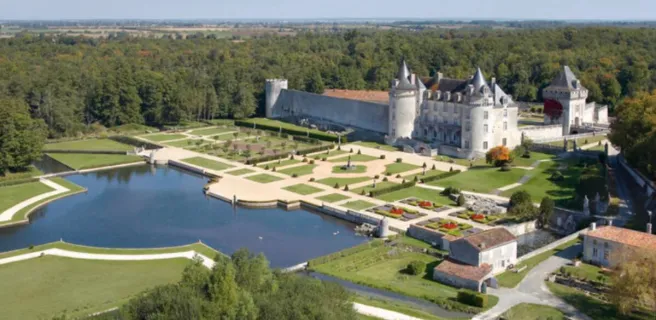 vue aérienne sur le château et la grande pièce d'eau