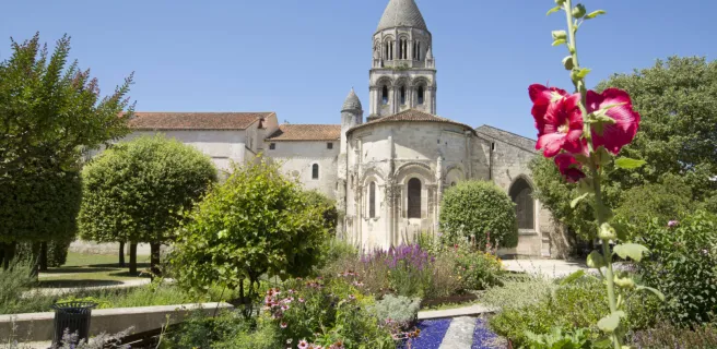 Jardins fleuris avec vue sur le clocher de l'abbaye