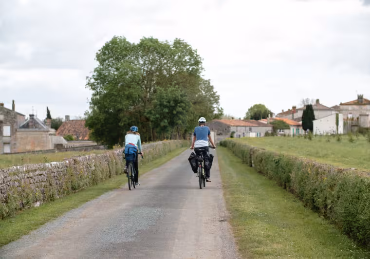 La Flow Velo - Port d'Envaux - cyclotouristes
