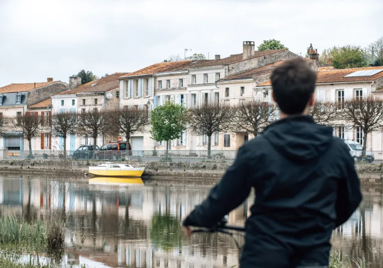 Homme devant St Savinien