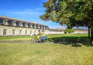 Cyclistes devant la corderie royale à Rochefort