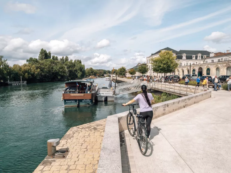Les quais de Cognac sur les abords du fleuve Charente
