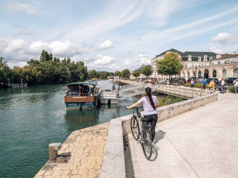 Les quais de Cognac sur les abords du fleuve Charente